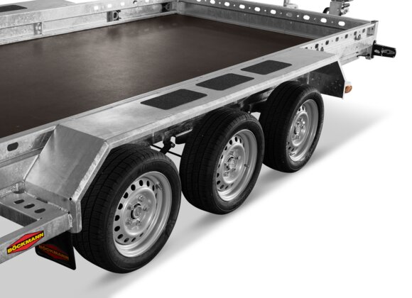 Böckmann Tridem Baumaschinentransporter - Stahlkotflügel mit Antirutschbeklebung