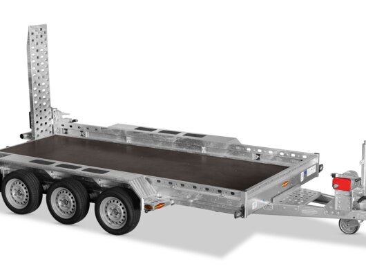 Böckmann Tridem Baumaschinentransporter - durchgehende Siebdruckbodenplatte