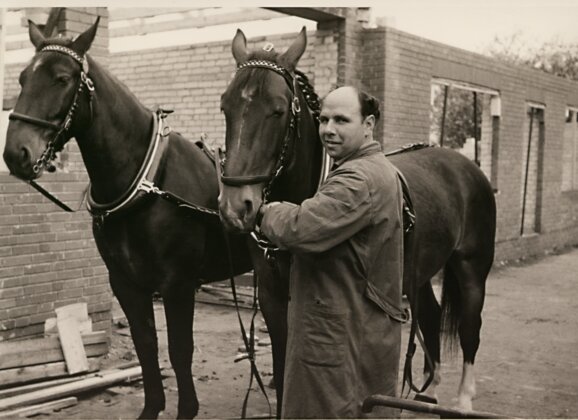 Anton Böckmann mit zwei der ersten Böckmann Pferde
